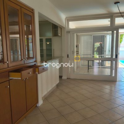 Casa com 246m², 4 quartos (sendo 3 suítes), 4 garagens, no bairro Jurerê Internacional em Florianópolis