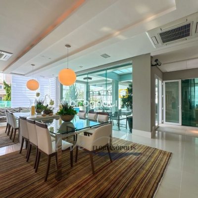 Casa com 1200m², 4 quartos (sendo 4 suítes), 5 garagens, no bairro Jurerê Internacional em Florianópolis