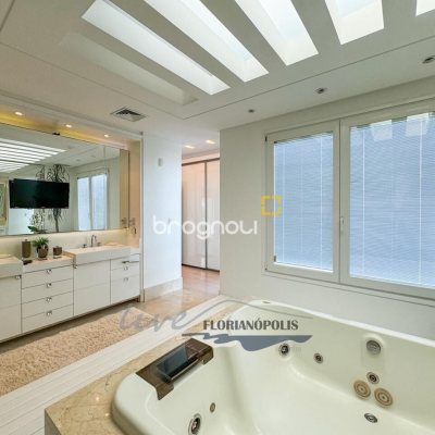 Casa com 1200m², 4 quartos (sendo 4 suítes), 5 garagens, no bairro Jurerê Internacional em Florianópolis