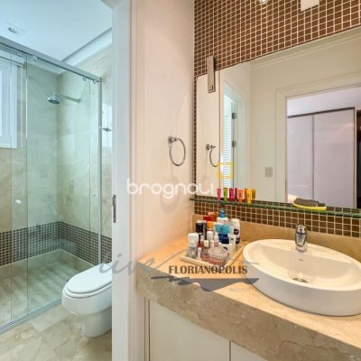 Casa com 1200m², 4 quartos (sendo 4 suítes), 5 garagens, no bairro Jurerê Internacional em Florianópolis