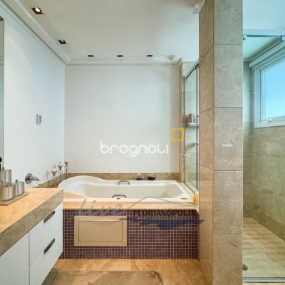 Casa com 1200m², 4 quartos (sendo 4 suítes), 5 garagens, no bairro Jurerê Internacional em Florianópolis