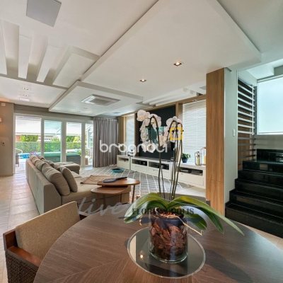 Casa com 1200m², 4 quartos (sendo 4 suítes), 5 garagens, no bairro Jurerê Internacional em Florianópolis