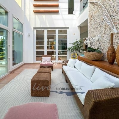 Casa com 1200m², 4 quartos (sendo 4 suítes), 5 garagens, no bairro Jurerê Internacional em Florianópolis