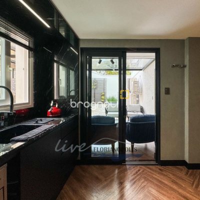 Casa com 1200m², 4 quartos (sendo 4 suítes), 5 garagens, no bairro Jurerê Internacional em Florianópolis