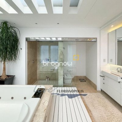 Casa com 1200m², 4 quartos (sendo 4 suítes), 5 garagens, no bairro Jurerê Internacional em Florianópolis