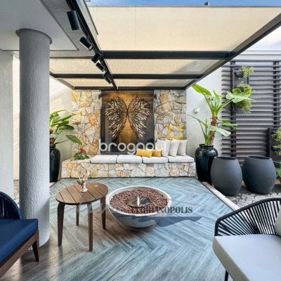 Casa com 1200m², 4 quartos (sendo 4 suítes), 5 garagens, no bairro Jurerê Internacional em Florianópolis