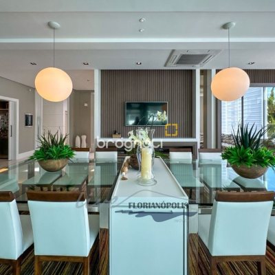 Casa com 1200m², 4 quartos (sendo 4 suítes), 5 garagens, no bairro Jurerê Internacional em Florianópolis