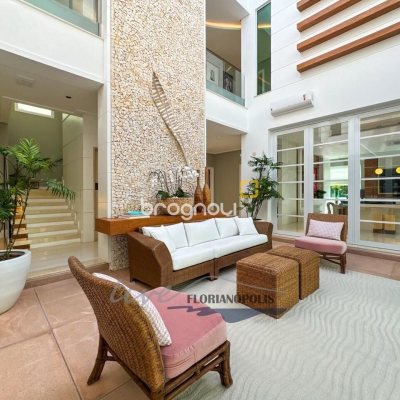 Casa com 1200m², 4 quartos (sendo 4 suítes), 5 garagens, no bairro Jurerê Internacional em Florianópolis