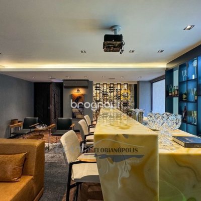 Casa com 1200m², 4 quartos (sendo 4 suítes), 5 garagens, no bairro Jurerê Internacional em Florianópolis