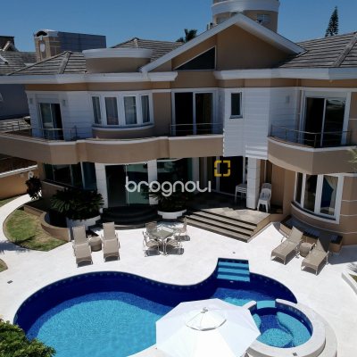 Casa com 800m², 9 quartos (sendo 8 suítes), 5 garagens, no bairro Jurerê Internacional em Florianópolis