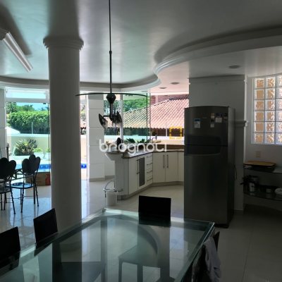 Casa com 800m², 9 quartos (sendo 8 suítes), 5 garagens, no bairro Jurerê Internacional em Florianópolis
