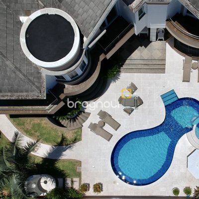 Casa com 800m², 9 quartos (sendo 8 suítes), 5 garagens, no bairro Jurerê Internacional em Florianópolis