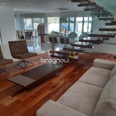 Casa com 900m², 4 quartos (sendo 4 suítes), 4 garagens, no bairro Jurerê Internacional em Florianópolis