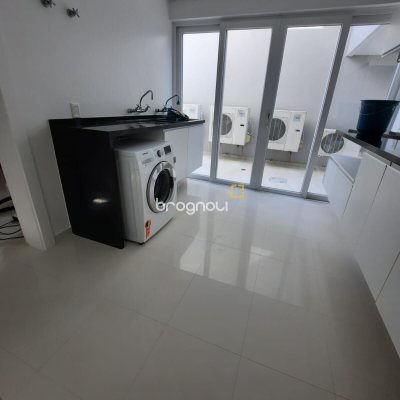 Casa com 900m², 4 quartos (sendo 4 suítes), 4 garagens, no bairro Jurerê Internacional em Florianópolis