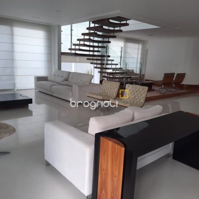 Casa com 900m², 4 quartos (sendo 4 suítes), 4 garagens, no bairro Jurerê Internacional em Florianópolis