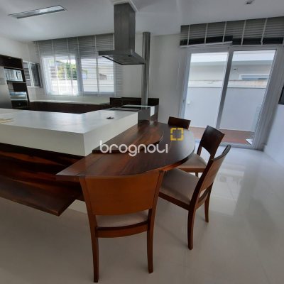 Casa com 900m², 4 quartos (sendo 4 suítes), 4 garagens, no bairro Jurerê Internacional em Florianópolis