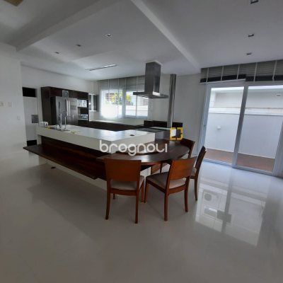 Casa com 900m², 4 quartos (sendo 4 suítes), 4 garagens, no bairro Jurerê Internacional em Florianópolis
