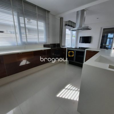 Casa com 900m², 4 quartos (sendo 4 suítes), 4 garagens, no bairro Jurerê Internacional em Florianópolis