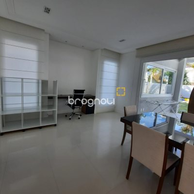 Casa com 900m², 4 quartos (sendo 4 suítes), 4 garagens, no bairro Jurerê Internacional em Florianópolis