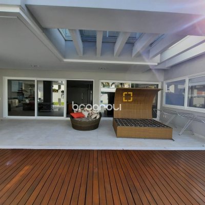 Casa com 900m², 4 quartos (sendo 4 suítes), 4 garagens, no bairro Jurerê Internacional em Florianópolis