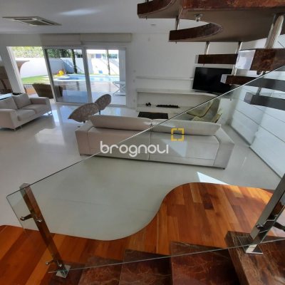 Casa com 900m², 4 quartos (sendo 4 suítes), 4 garagens, no bairro Jurerê Internacional em Florianópolis
