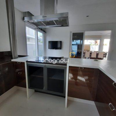 Casa com 900m², 4 quartos (sendo 4 suítes), 4 garagens, no bairro Jurerê Internacional em Florianópolis