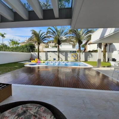 Casa com 900m², 4 quartos (sendo 4 suítes), 4 garagens, no bairro Jurerê Internacional em Florianópolis