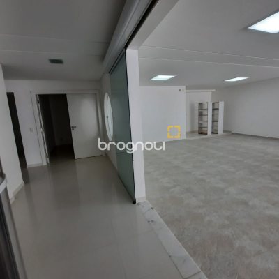 Casa com 900m², 4 quartos (sendo 4 suítes), 4 garagens, no bairro Jurerê Internacional em Florianópolis