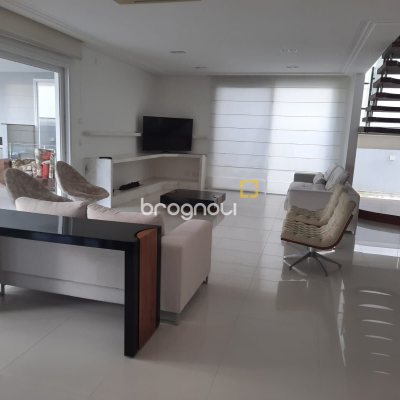 Casa com 900m², 4 quartos (sendo 4 suítes), 4 garagens, no bairro Jurerê Internacional em Florianópolis