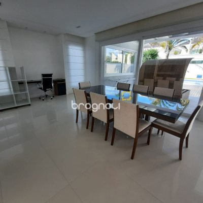 Casa com 900m², 4 quartos (sendo 4 suítes), 4 garagens, no bairro Jurerê Internacional em Florianópolis