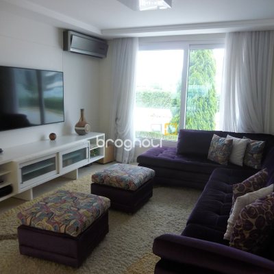 Casa com 650m², 4 quartos (sendo 4 suítes), 5 garagens, no bairro Jurerê Internacional em Florianópolis