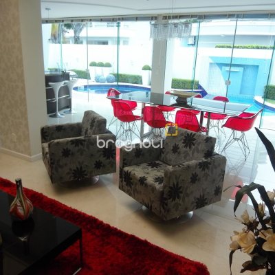 Casa com 650m², 4 quartos (sendo 4 suítes), 5 garagens, no bairro Jurerê Internacional em Florianópolis