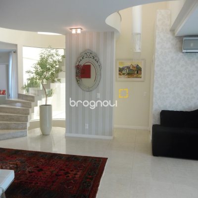 Casa com 650m², 4 quartos (sendo 4 suítes), 5 garagens, no bairro Jurerê Internacional em Florianópolis