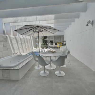 Casa com 450m², 4 quartos (sendo 4 suítes), 6 garagens, no bairro Jurerê Internacional em Florianópolis