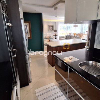 Apartamento com 176m², 4 quartos (sendo 4 suítes), 3 garagens, no bairro Jurerê Internacional em Florianópolis