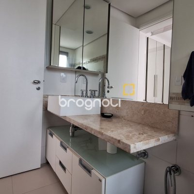 Apartamento com 176m², 4 quartos (sendo 4 suítes), 3 garagens, no bairro Jurerê Internacional em Florianópolis