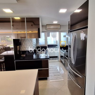 Apartamento com 176m², 4 quartos (sendo 4 suítes), 3 garagens, no bairro Jurerê Internacional em Florianópolis