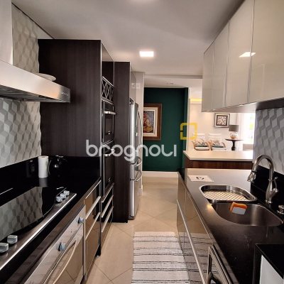 Apartamento com 176m², 4 quartos (sendo 4 suítes), 3 garagens, no bairro Jurerê Internacional em Florianópolis