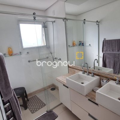 Apartamento com 176m², 4 quartos (sendo 4 suítes), 3 garagens, no bairro Jurerê Internacional em Florianópolis