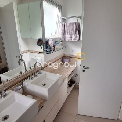 Apartamento com 176m², 4 quartos (sendo 4 suítes), 3 garagens, no bairro Jurerê Internacional em Florianópolis