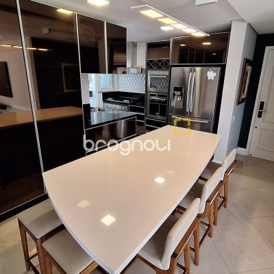 Apartamento com 176m², 4 quartos (sendo 4 suítes), 3 garagens, no bairro Jurerê Internacional em Florianópolis