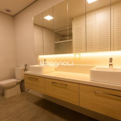 Apartamento com 128m², 3 quartos (sendo 3 suítes), 2 garagens, no bairro Cachoeira do Bom Jesus em Florianópolis