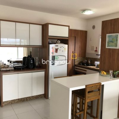 Apartamento com 105m², 3 quartos (sendo 1 suíte), 2 garagens, no bairro Canajurê em Florianópolis