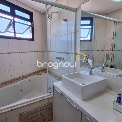 Apartamento com 128m², 3 quartos (sendo 3 suítes), 2 garagens, no bairro Jurerê Internacional em Florianópolis