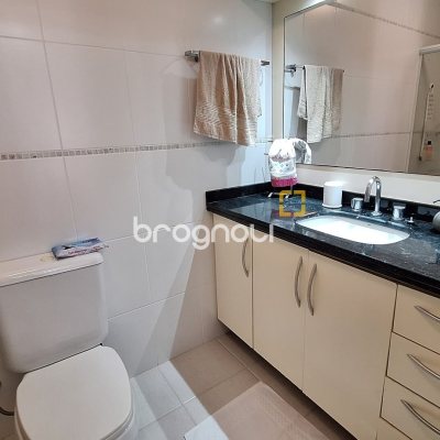 Apartamento com 128m², 3 quartos (sendo 3 suítes), 2 garagens, no bairro Jurerê Internacional em Florianópolis