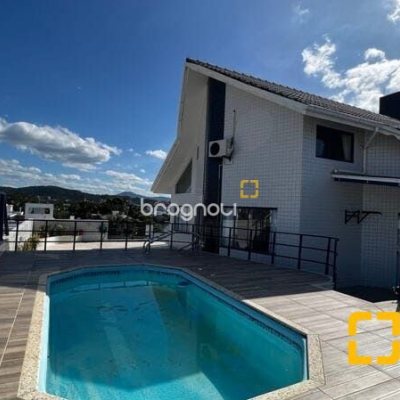 Cobertura com 330m², 3 quartos (sendo 3 suítes), 2 garagens, no bairro Jurerê Internacional em Florianópolis