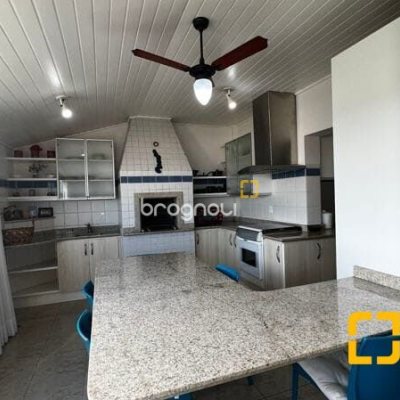 Cobertura com 330m², 3 quartos (sendo 3 suítes), 2 garagens, no bairro Jurerê Internacional em Florianópolis