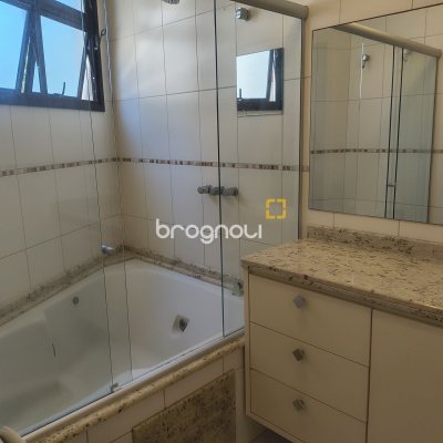 Apartamento com 139m², 3 quartos (sendo 2 suítes), 4 garagens, no bairro Jurerê Internacional em Florianópolis