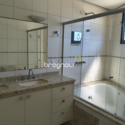 Apartamento com 139m², 3 quartos (sendo 2 suítes), 4 garagens, no bairro Jurerê Internacional em Florianópolis