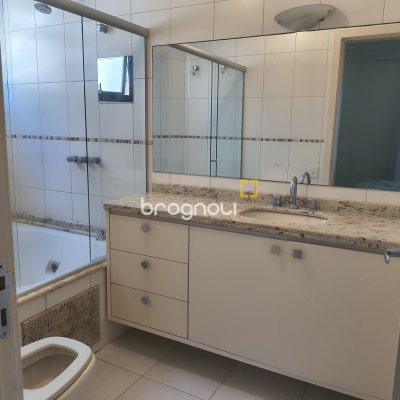 Apartamento com 139m², 3 quartos (sendo 2 suítes), 4 garagens, no bairro Jurerê Internacional em Florianópolis